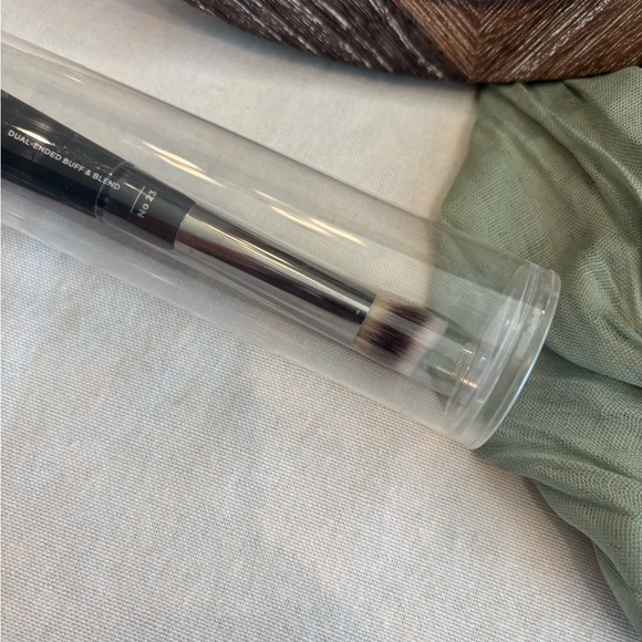 IT Cosmetics HEAVENLY LUXE DUAL-ENDED BUFF & BLEND BRUSH #23 • Make Up Brush - Picture 3 of 5